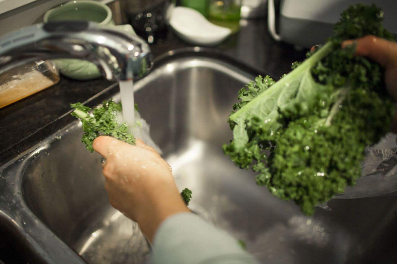 اشتباهات خطرناک خانم‌ها در شستشوی سبزیجات