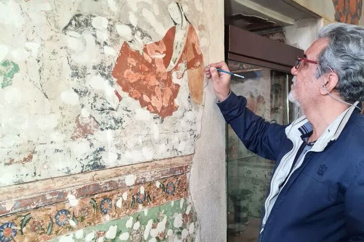 دیوارنگاره‌های کاخ چهلستون اصفهان مرمت می‌شود