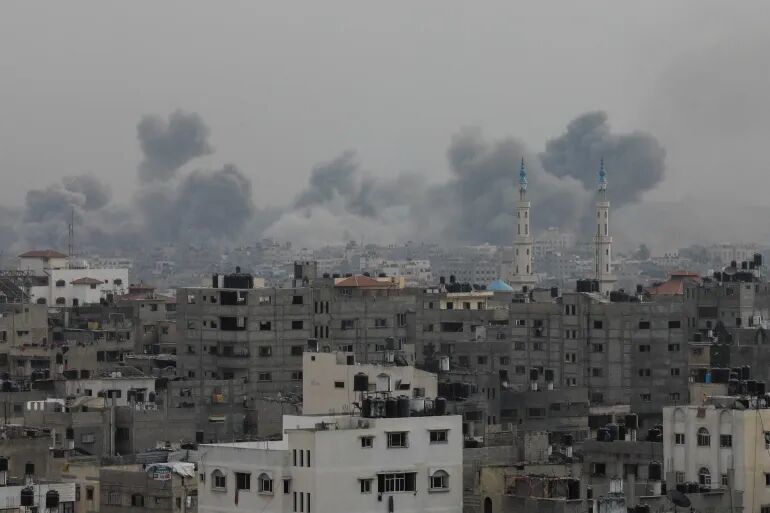 Israël bombarde le bâtiment du Parlement à Gaza