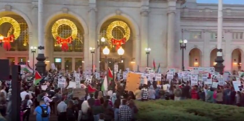 Miles de estadounidenses se reúnen frente a la Casa Blanca para apoyar al pueblo palestino