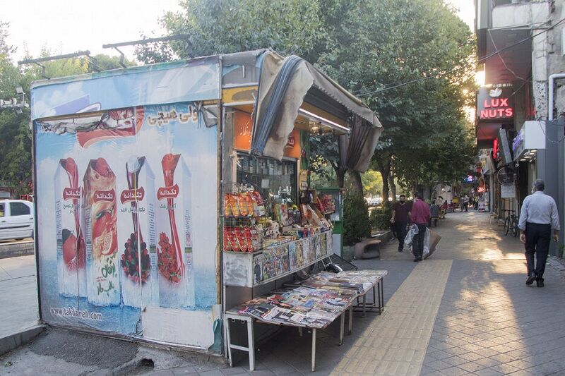 سوغات دکه‌های غیرمجاز در سطح شهر مهاباد؛ از تبعیض تا بی‌نظمی