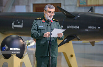 Visite du Guide suprême des dernières réalisations de la Force aérospatiale du CGRI