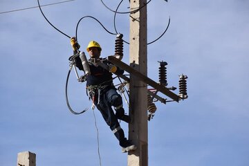 باران و رعد و برق چهار میلیارد ریال به شبکه برق شهرستان دنا خسارت زد