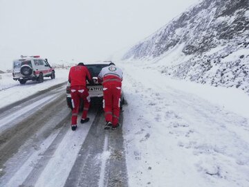 ۱۵ خودرو گرفتار در کولاک برف چالدران نجات یافتند