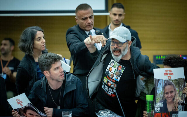 خانواده اسرای صهیونیست و وزیر نتانیاهو در جلسه کنِسِت به جان هم افتادند