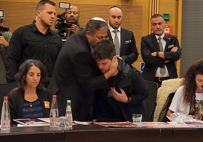 خانواده اسرای صهیونیست و وزیر نتانیاهو در جلسه کنِسِت به جان هم افتادند