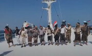 Ele Geçirilen İsrail Gemisinin Güvertesinde Yemenlilerden Sevinç Gösterisi
