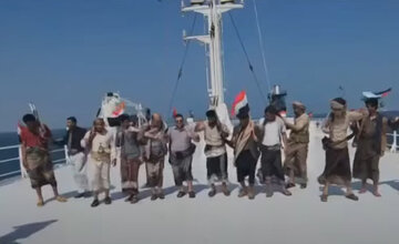 شادمانی یمنی‌ها در عرشه کشتی توقیف شده اسرائیلی