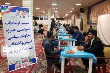 میز خدمت ۴۰ دستگاه اجرایی استان بوشهر در مصلی نماز جمعه برپا شد