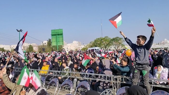 همزمان با هفته بسیج همایش پیاده روی خانوادگی در شهرستان قرچک برگزار شد