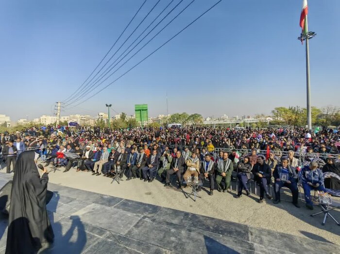 همزمان با هفته بسیج همایش پیاده روی خانوادگی در شهرستان قرچک برگزار شد