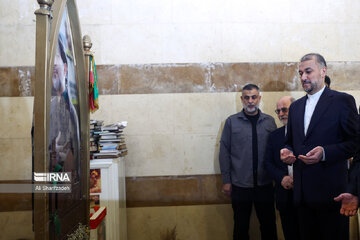 Iran FM attends Rawdat Al Shahidain Cemetery in beirut