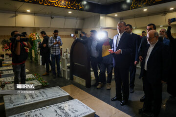 Iran FM attends Rawdat Al Shahidain Cemetery in beirut