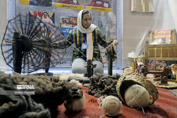 Iranian artists attend handicrafts exhibition in east country