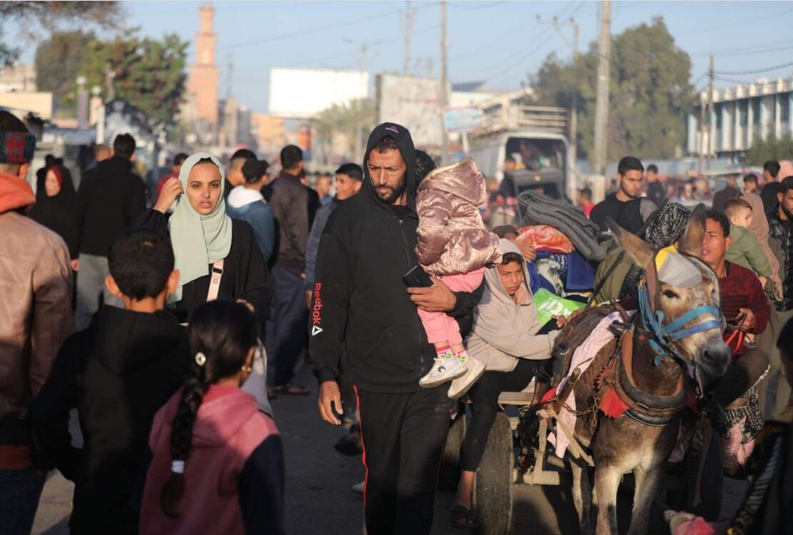 في تحدٍّ للاحتلال.. عشرات آلاف الفلسطينيين يعودون من جنوبيّ القطاع إلى شماليّه