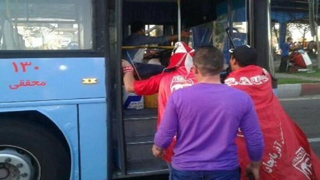 اتوبوس های شرکت واحد تماشاگران را از سه مبدا به ورزشگاه یادگار امام تبریز انتقال می دهند