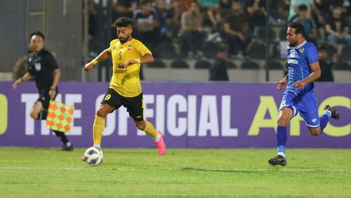 برتری سپاهان مقابل نیروهوایی در نیمه نخست؛ کار با اخراج حسیننژاد سخت شد