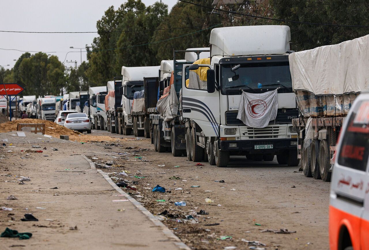 100 Lastwagen mit humanitärer Hilfe nach Gaza und in den Norden der Region geschickt