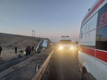 برخورد اتوبوس مسافری با نیسان در یزد، پنج مصدوم بر جا گذاشت