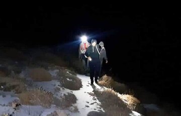 سه نوجوان گرفتار در ارتفاعات برفخانه طزرجان شهرستان تفت نجات یافتند