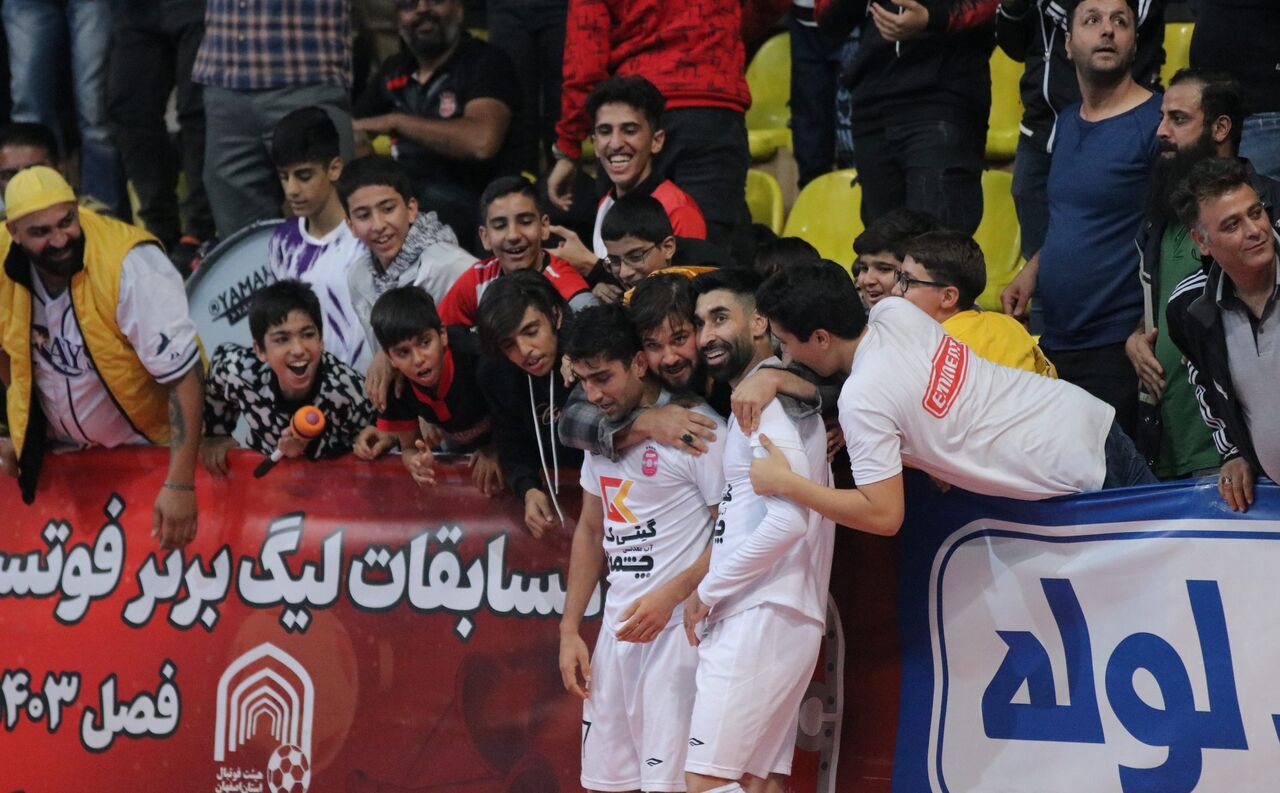 آشتی تماشاگران با فوتسال؛ هیجان دوباره به سالنها برگشت آشتی تماشاگران با فوتسال؛ هیجان دوباره به سالنها برگشت
