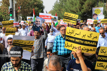 کرمانی‌ها بعد از نماز جمعه در دفاع از مردم غزه راهپیمایی می‌کنند