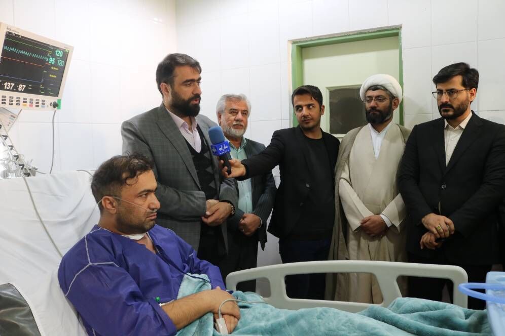 عیادت دادستان یاسوج با پرستار مضروب بیمارستان شهیدجلیل یاسوج؛ضارب در بازداشت است عیادت دادستان یاسوج با پرستار مضروب بیمارستان شهیدجلیل یاسوج؛ضارب در بازداشت است