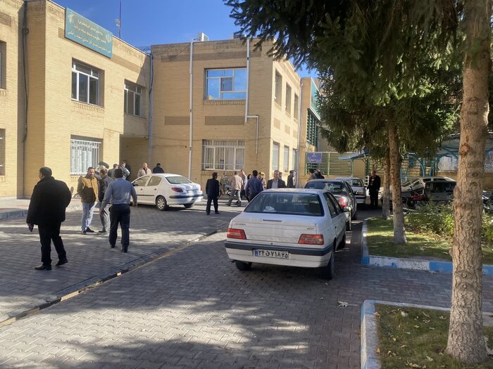 جمعی از کارکنان شهرداری مراغه در شورای شهر را قفل کردند