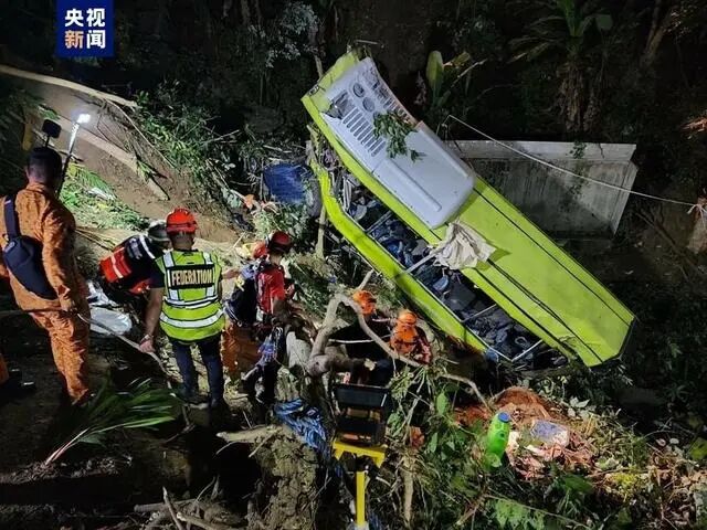 سانحه سقوط اتوبوس در مرکز فیلیپین/ دست‌کم ۲۹ مسافر جان خود را از دست دادند