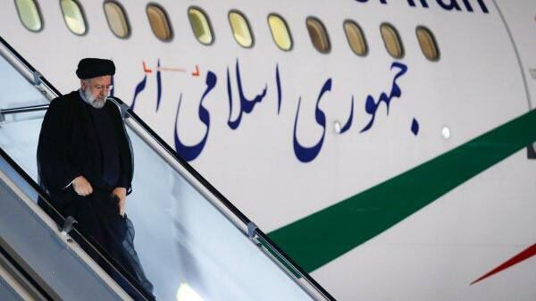 Le président Raïssi arrive à Téhéran