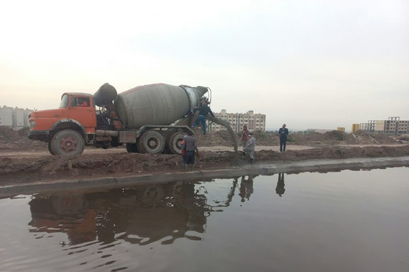 آغاز عملیات بتن ریزی حفاظ های پیرامونی کانال پساب شهر قیامدشت