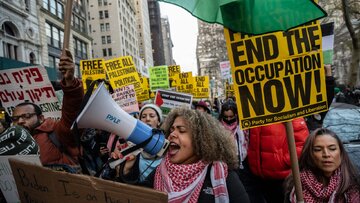 تجمع حامیان فلسطین مقابل ساختمان روزنامه نیویورک‌تایمز/"واقعیت‌های جنگ غزه را بگویید"+فیلم