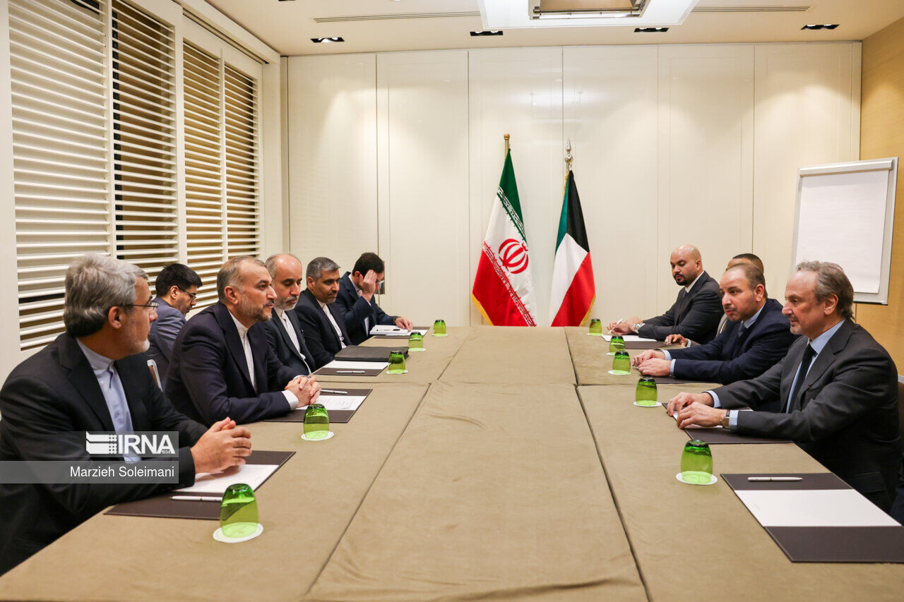 Le ministre iranien des Affaires étrangères s'entretient avec son homologue koweïtien à Genève