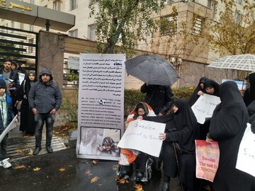 Une manifestation spontanée devant l'ambassade de Suède à Téhéran