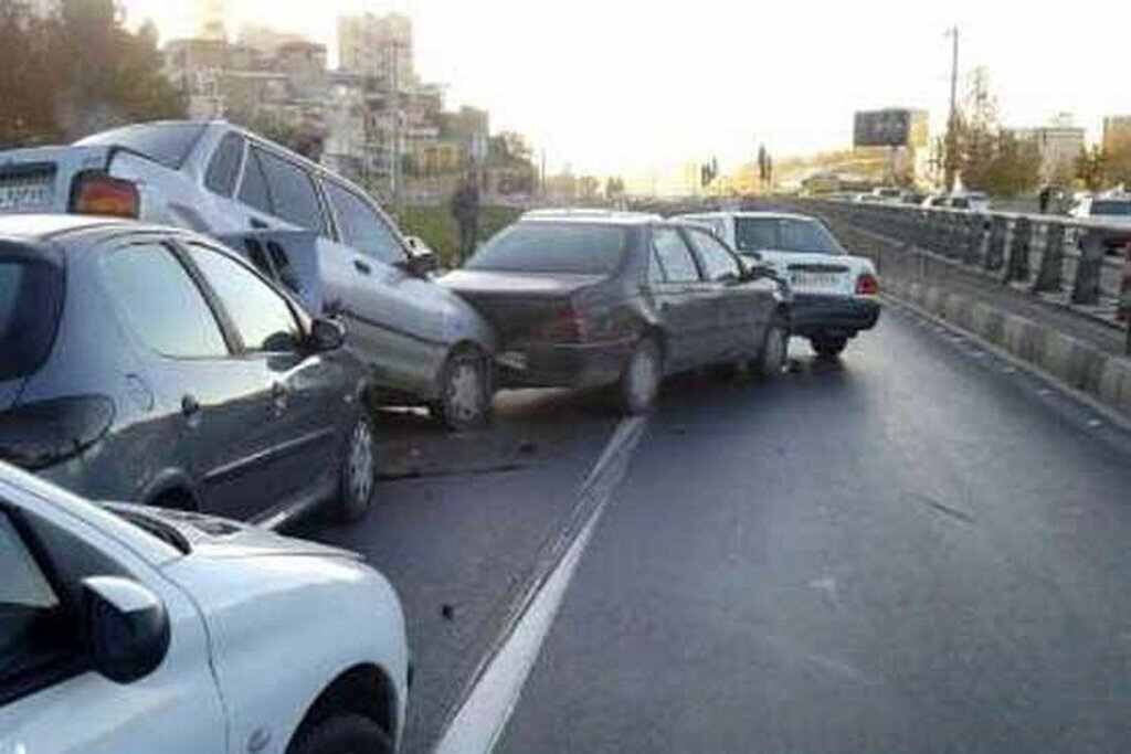 تصادف سه دستگاه خودرو در زنجان ۱۰ مصدوم برجا گذاشت