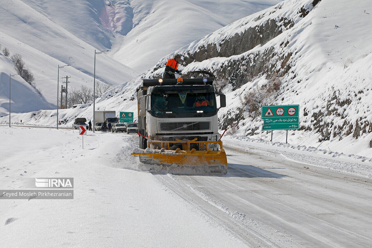 ارتفاع برف در جاده مهاباد به سردشت از ۲۰ سانتی‌متر گذشت