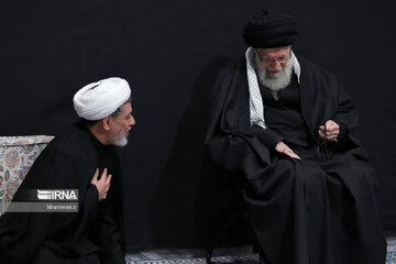 El Líder de la Revolución Islámica asiste a la ceremonia de luto por Hazrat Fátima (P)