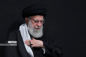 El Líder de la Revolución Islámica asiste a la ceremonia de luto por Hazrat Fátima (P)