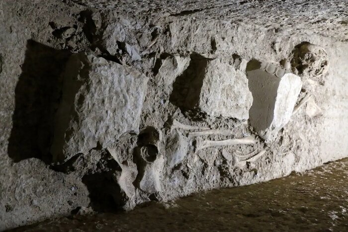 ششمین کاوش در آبراهههای تختجمشید؛ از کمک به بازسازی فرضی کوه مُهر تا کشف اسکلت انسانی