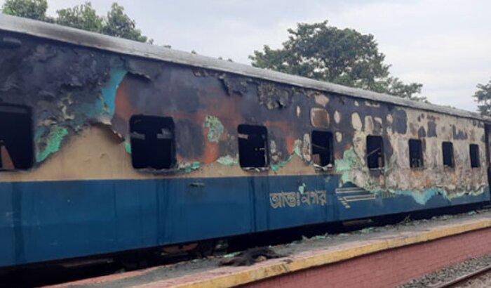 آتش‌زدن قطار توسط معترضان در بنگلادش ۴ کشته برجای گذاشت