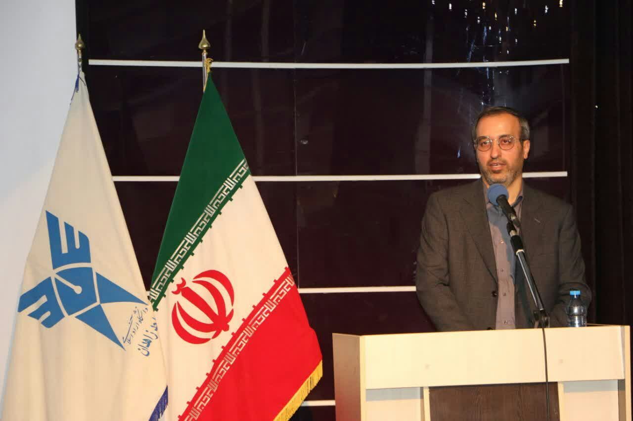 دانشگاههای آزاد باید از آموزش محور به سمت دانشگاه کارآفرین تغییر رویه دهند دانشگاههای آزاد باید از آموزش محور به سمت دانشگاه کارآفرین تغییر رویه دهند