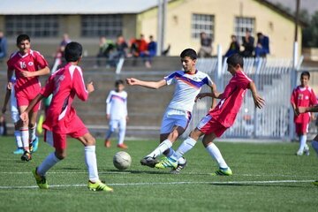 تیم فوتبال نونهالان نوین فولاد یزد بر مس رفسنجان پیروز شد