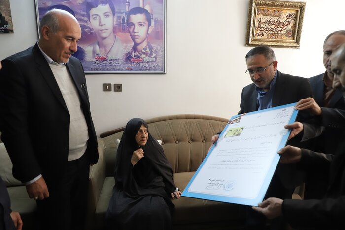 معاون وزیر آموزش و پرورش با مادر شهیدان بهمنی‌نژاد در گرگان دیدار کرد