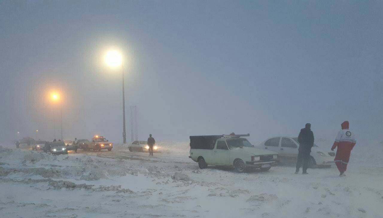 امدادگران هلال احمر به ۹۰ نفر گرفتار شده در برف و کولاک خلخال کمک کردند