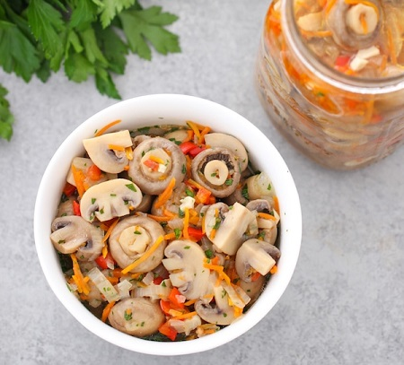 طرز تهیه ترشی قارچ و فلفل دلمه؛ آسان و خوشمزه