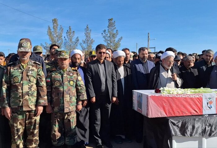 فرمانده ارشد آجا: امنیت پایدار مرزها ثمره خون شهیدان است