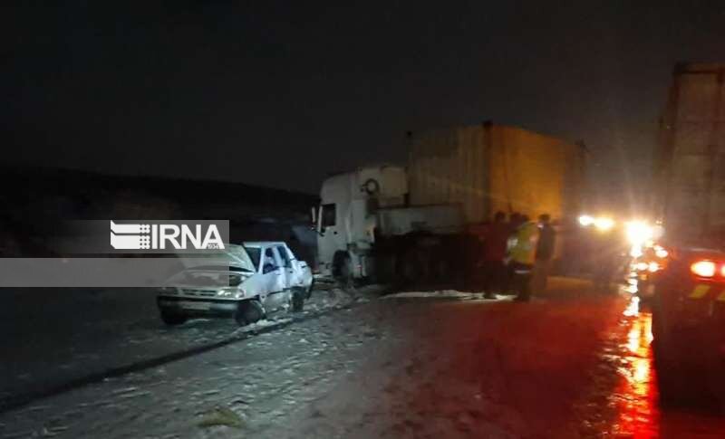 تصادف زنجیره‌ای ۱۴ خودرو در آزادراه شیراز - اصفهان