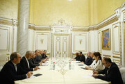 وزير الخارجية الايراني يلتقي رئيس الوزراء الارميني في يريفان