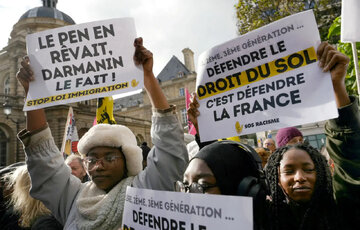 Loi immigration en France : une « loi de haine » et un « poison xénophobe » selon les intellectuels français