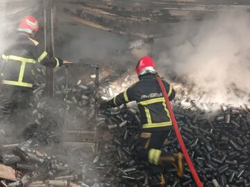 آتش سوزی کارخانه رنگ در شهرک عالی نسب بستان آباد مهار شد